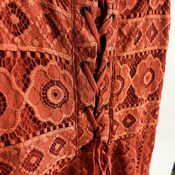 Lace patterned coral dress - Picture 3 of 4